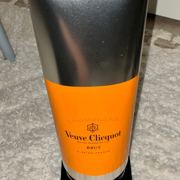 Veuve Clicquot tube of paint champagne case Made in France with Totes. - Picture 15 of 16
